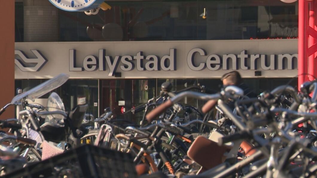 Fietsen bij station Lelystad