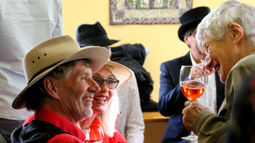 Theo en zijn vrouw bij de uitrijking van de stadhuispenning.JPG