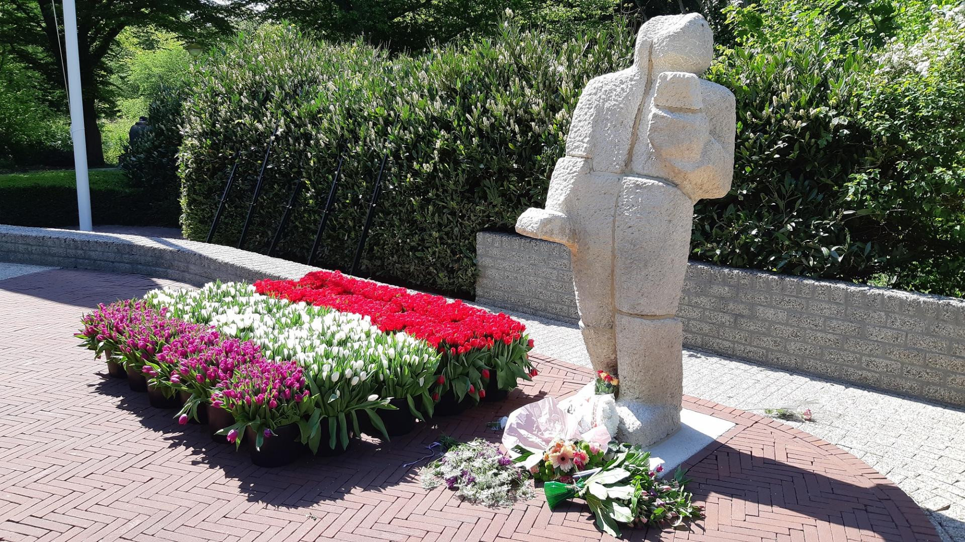 Bloemen bij het monument in Lelystad